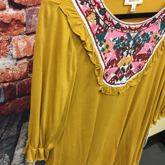 SOLD - Hailey & co top - Picture 4 of 8